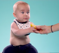 Video en Slow-Motion de bébés goûtants un citron pour la première fois !