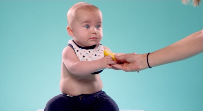 Video en Slow-Motion de bébés goûtants un citron pour la première fois !