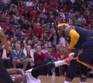 Le coup de pied de James Harden dans les couilles de Lebron James !