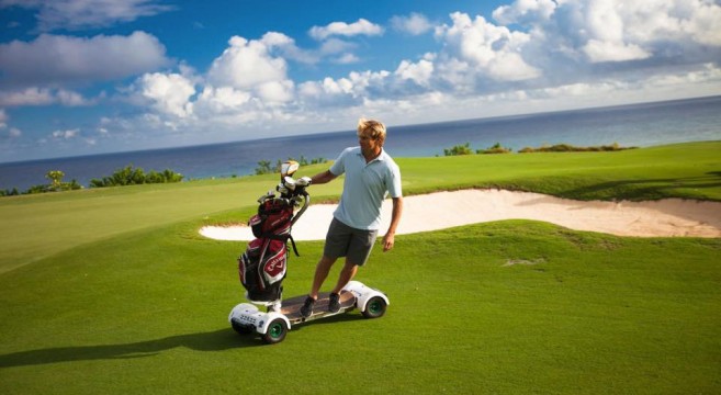 GolfBoard-surf-skate-des-parcours-golf-innovation-produit-de-année-PGA-électrique-effronte-high-tech-04