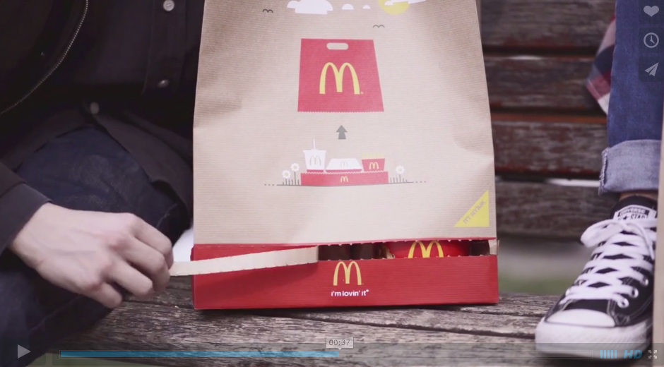 BagTray-Le-nouveau-sac-à-emporter-de-McDonald's-qui-se-transforme-en-plateau-effronte-buzz-02