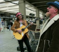 U2-se-déguise-dans-le-métro-de-New-York-et-personne-ne-les-reconnait-jimmy-fallon-effronte-buzz-01