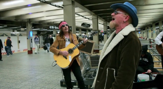 U2-se-déguise-dans-le-métro-de-New-York-et-personne-ne-les-reconnait-jimmy-fallon-effronte-buzz-01