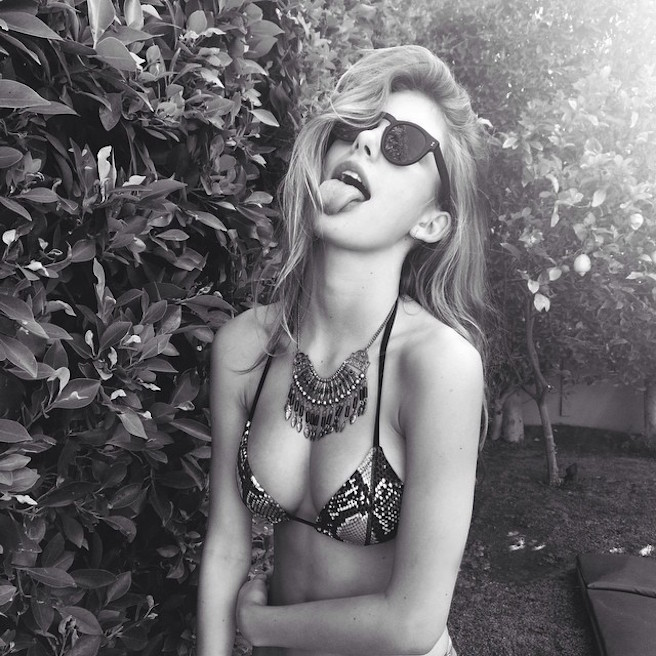 Camilla-Morrone-Instagirl-Instagram-Sexy-Jolie-Canon-Fille-Femme-Blonde-Agentine-Buenos Aires-IMG-Models-mannequin-effronte-bikini-plage-14