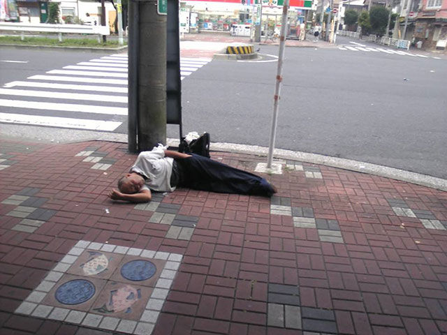 Compilation-ultime-des-salariés-japonais-bourrés-tram-train-bus-rue-japon-tokyo-effronté-04
