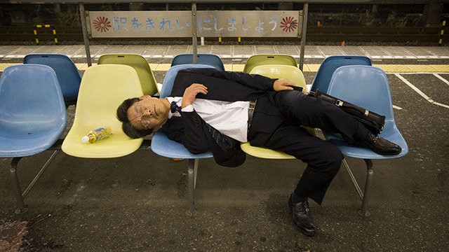 Compilation-ultime-des-salariés-japonais-bourrés-tram-train-bus-rue-japon-tokyo-effronté-11