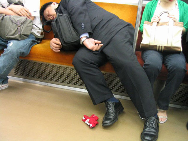 Compilation-ultime-des-salariés-japonais-bourrés-tram-train-bus-rue-japon-tokyo-effronté-17