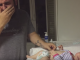 La réaction hilarante d'un bébé devant son papa qui n'arrive pas à changer la couche