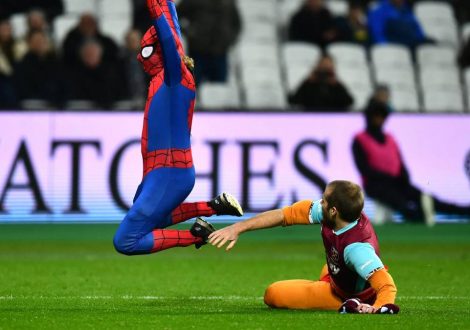 Déguisé en Spider-Man, il rentre sur la pelouse pendant le match West Ham - Manchester City