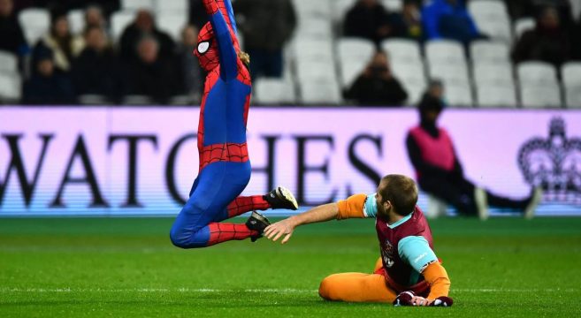 Déguisé en Spider-Man, il rentre sur la pelouse pendant le match West Ham - Manchester City