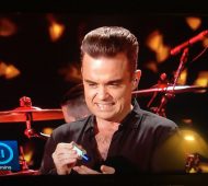 Robbie Williams gel antibactérien grimace
