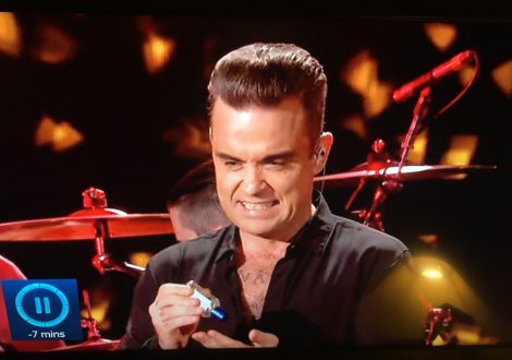 Robbie Williams gel antibactérien grimace