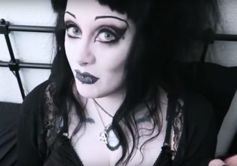 La youtubeuse Black Friday n’a pas pu visiter le Louvre ! La raison Son style gothique